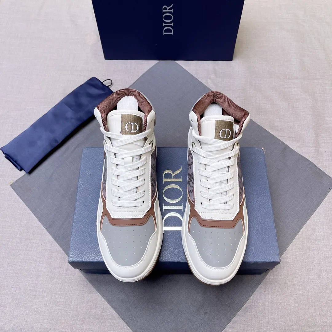 p440 "Dio*" mid-top B27 casual sneakers. This B27 high-top sneaker is a new product in the series and continues Di*r's classic style. Crafted from gray and white smooth calf leather with beige and black Oblique print panels on the sides. The "CD Icon" shaped shoelace eyelets are clever and delicate, and the two-color rubber sole, rear collar and heel are all equipped with the brand's iconic details to enhance the style. Oblique printed straps at the ankle allow for an adjustable fit to complement the overall design. Fashionable and versatile, it can complement any look. Create an exquisite design with unique dynamic vitality and modern atmosphere, presented in low-top and high-top styles. This new must-have shoe adds a new dimension to Dior's archive heritage, embodying modern elegance. Purchase the original version and make it 1:1. If you need top quality, please come to me! Male 38-44! No. 067